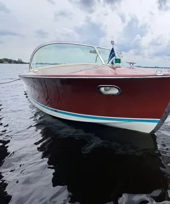 klassieke houten boot op het water