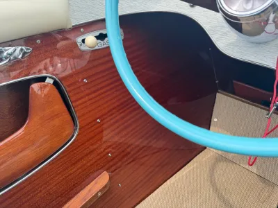 houten bootinterieur met stuurwiel