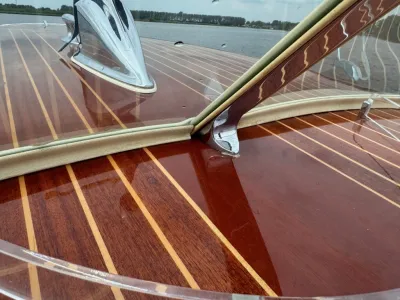 close-up houten dek met chroom en voegen