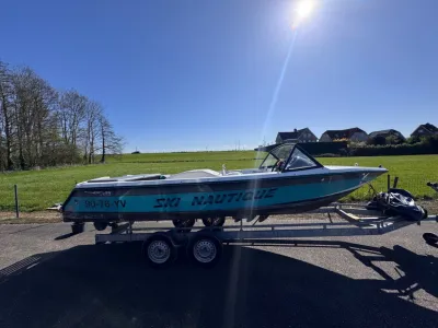 motorboot op trailer bij open veld