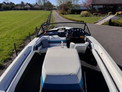 Interieur van watersportboot met stuur en zitplaatsen