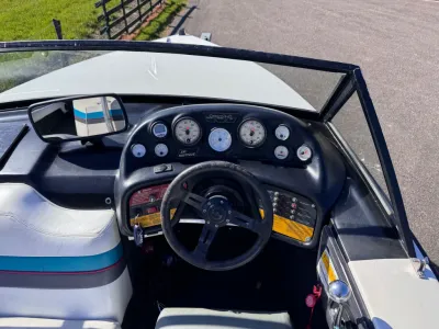 cockpit met stuur en instrumenten