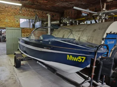 blauwe boot op trailer in loods