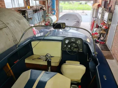 cockpit en besturing van boot in loods