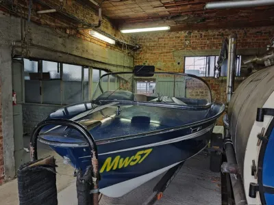 blauwe motorboot in binnenopslag