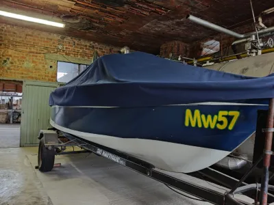 boot met hoes in opslagloods