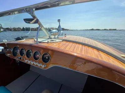 houten dashboard en boeg met uitzicht op water