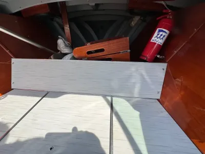 bootinterieur met vloerplaten en blusser