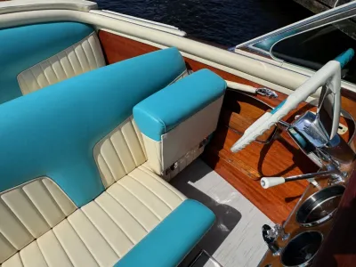 bootinterieur met turkooizen en cremekleurige bekleding