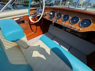 interieur klassieke houten boot met stuur en meters