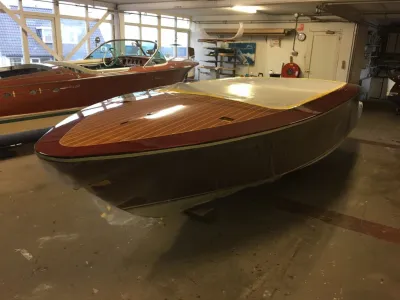 houten boot in werkplaats