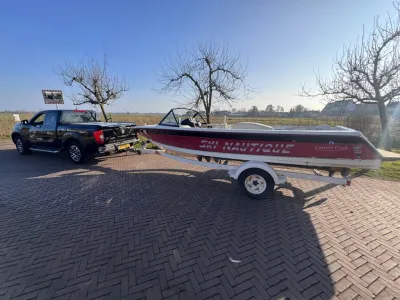 waterskiboot op trailer op oprit