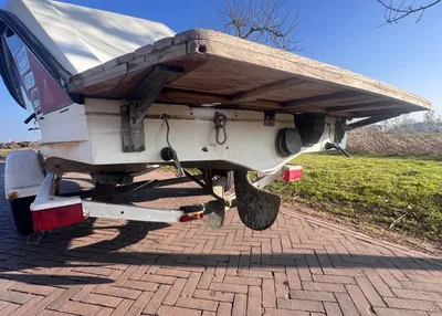 achterzijde van boot op trailer met schroef