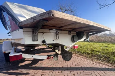 achterzijde van boot op trailer