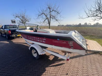 rood-witte watersportboot op trailer