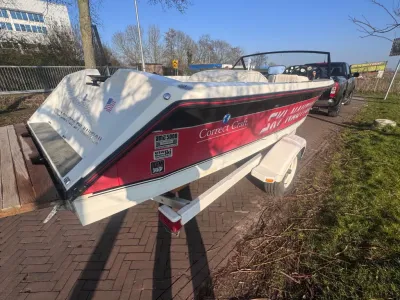 watersportboot op trailer bij oever