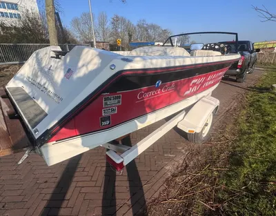 rode waterskiboot op trailer geparkeerd op pad