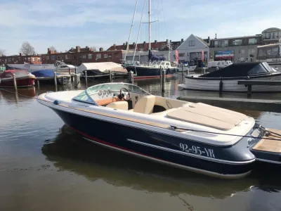 motorboot aangemeerd in jachthaven