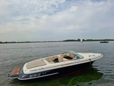 snelboot op het water bij bewolkte lucht