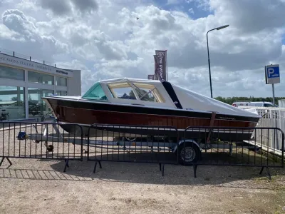 houten speedboot op trailer bij bootterrein