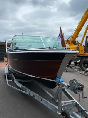 houten klassieke motorboot op trailer