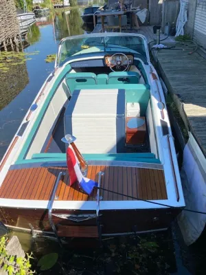 houten open boot aangemeerd langs steiger