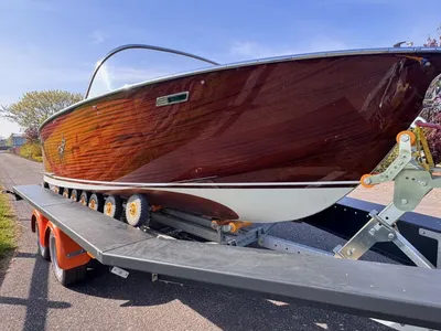 houten motorboot op aanhangwagen