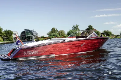 rode houten speedboot op het water