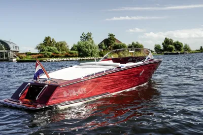 rode houten speedboot op water