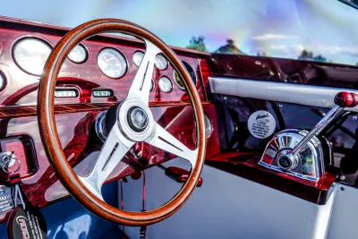 stuurwiel en dashboard van boot