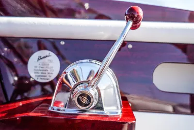 bedieningshendel en dashboard van boot