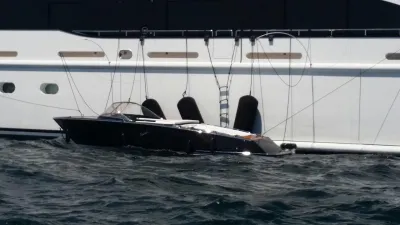 kleine motorboot aangemeerd naast jacht