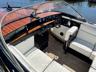 bootinterieur met houten dashboard en zitplaatsen