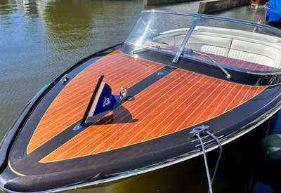 boeg van houten motorboot bij steiger
