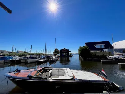 houten speedboot in een jachthaven
