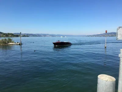 motorboot op meer met kust op achtergrond