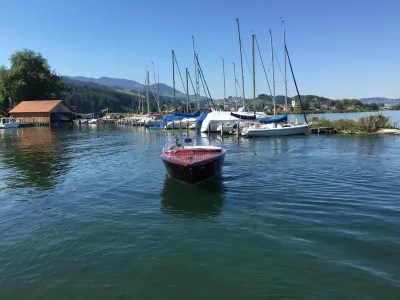 motorboot vooraan in jachthaven
