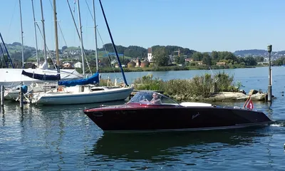 haven met zeiljachten en een motorboot