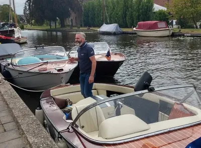 boten aangemeerd langs een kade met mensen