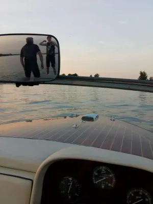 boeg van houten boot met spiegelreflectie