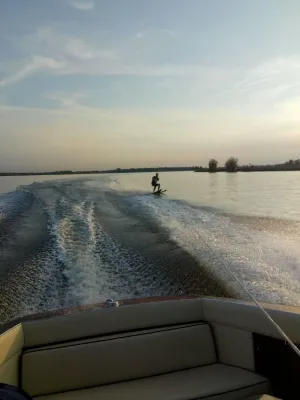 achteraanzicht met wake en waterskiër
