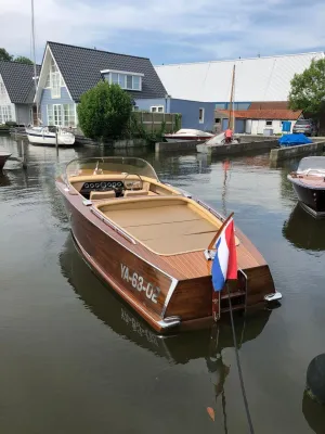 houten boot aangemeerd in jachthaven