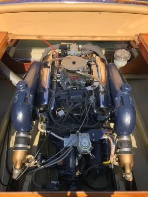 motor in motorruimte van boot