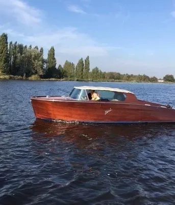 houten motorboot op open water