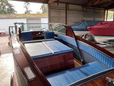 interieur van houten motorboot in loods