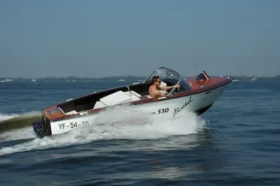 houten speedboot vaart op open water