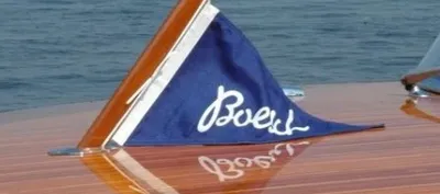 gedeelte van houten bootdek met vlag