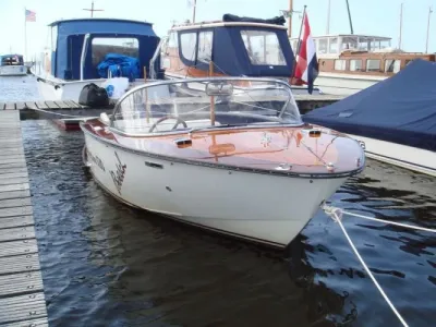 houten open motorboot aangemeerd in jachthaven