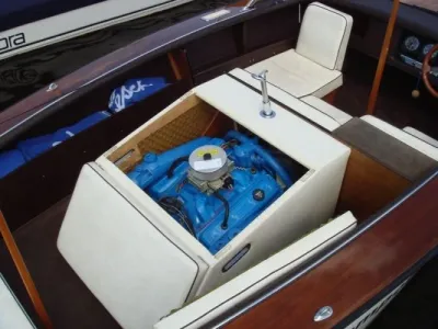 bootinterieur met open motorcompartiment