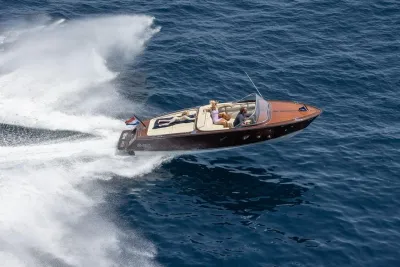 houten motorboot op zee met passagiers